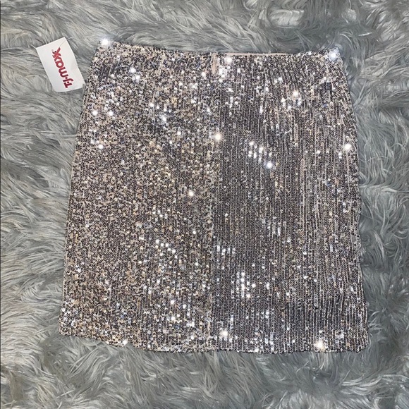 SOLD🥳 LOVE ON A HANGER- Sequin Skirt - Picture 2 of 6